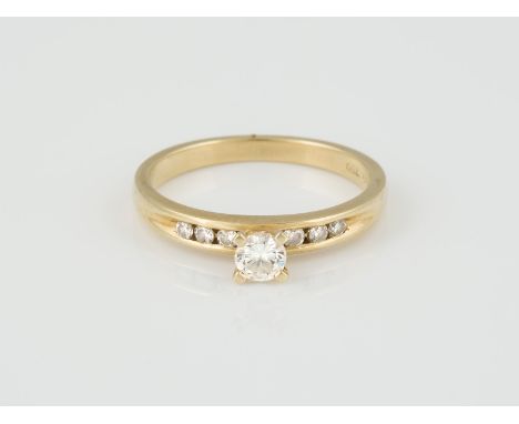 RING Gelbgold. Ringmaß ca. 52, Ges.-Gew ca. 2,8 g. Gest. 750, Herstellersignet. Ein Brillant, ca. 0,20 ct., sechs Brillanten,