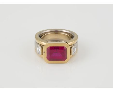 RING Gelbgold, Weißgold. Ringmaß ca. 54, Ges.-Gew. ca. 23,3 g. Gest. 750. Ein synthetischer Rubin, ca. 4,80 ct., zwei Diamant
