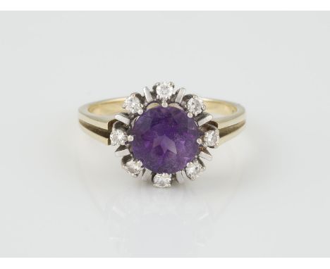 RING Gelbgold, Weißgold. Ringmaß ca. 55,  Ges.-Gew. ca. 3,8 g. Geprüft 14 K. Ein rund facettierter Amethyst, ca. 1,60 ct., ac