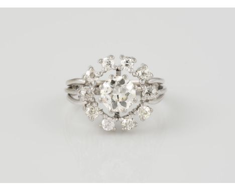 RING Weißgold. Ringmaß ca. 53, Ges.-Gew. ca. 5,6 g. Gest. 585. Ein Diamant im Altschliff, ca. 1,00 ct., 10 Diamanten im Altsc