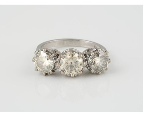 RING Platin. Ringmaß ca. 53, Ges.-Gew. ca. 6 g. Gest. Plat.. Drei Brillanten: 1 x ca. 1,10 ct., 1 x ca. 0,85 ct., 1 x ca. 0,8