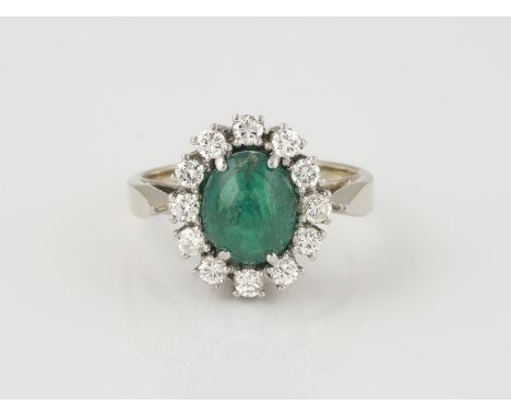 RING Weißgold. Ringmaß ca. 52, Ges.-Gew. ca. 6,1 g. Gest. 750, Caratangabe des Smaragdes und der Diamanten geritzt. Ein ovale