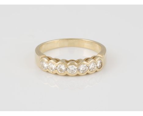 RING Gelbgold. Ringmaß ca. 56, Ges.-Gew. ca. 3,6 g. Gest. 585. Sieben Brillanten, zusammen ca. 0,75 ct.