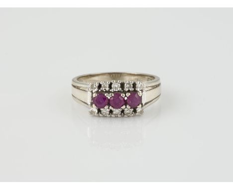 RING Weißgold. Ringmaß ca. 54, Ges.-Gew. ca. 3,8 g. Gest. 585, Caratangabe der Diamanten gemarkt. 10 Diamanten im 8/8-Schliff