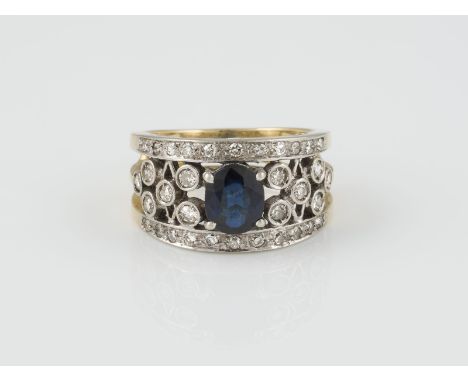 RING Gelbgold, Weißgold. Ringmaß ca. 49, Ges.-Gew. ca. 5,3 g. Gest. 750. Ein oval facettierter Saphir, ca. 0,80 ct., 34 Diama
