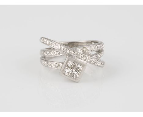 RING Platin. Ringmaß ca. 53, Ges.-Gew. ca. 9 g. Gest. Pt. 900. 36 Diamanten im Brillant- und Prinzessschliff, zusammen ca. 0,