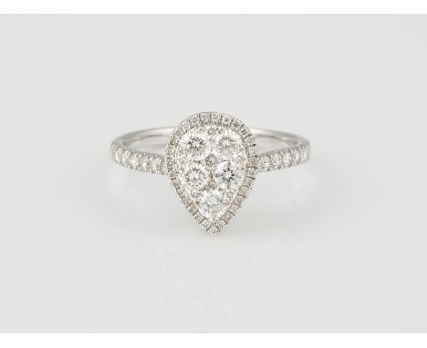 RING Weißgold. Ringmaß ca. 56,5, Ges.-Gew. ca. 3,2 g. Gest. 585. 53 Brillanten, zusammen ca. 0,92 ct.