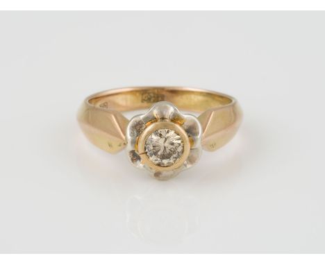 RING Rotgold, Weißgold. Ringmaß ca. 57,5, Ges.-Gew.ca. 5,8 g. Gest. 583, sowjetische Marke. Ein Brillant, ca. 0,44 ct. Leicht