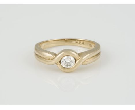 RING Gelbgold. Ringmaß ca. 56, Ges.-Gew. ca. 4,7 g. Gest. 585, Caratangabe des Diamanten gemarkt. Ein Brillant, ca. 0,32 ct.