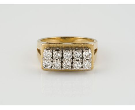 RING Gelbgold, Weißgold. Ringmaß ca. 55, Ges.-Gew. ca. 8,2 g. Gest. 750, nummeriert. 10 Brillanten, zusammen ca. 1,10 ct. Par