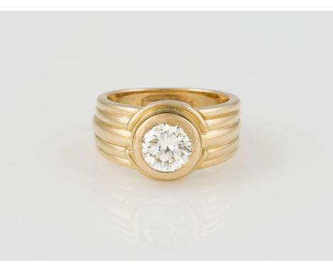 RING Gelbgold. Ringmaß ca. 55, Ges.-Gew. ca. 13,4 g. Gest. 750. Ein Brillant, ca. 1,35 ct