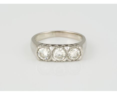 RING Weißgold. Ringmaß ca. 57, Ges.-Gew. ca. 6,2 g. Gest. 750. Drei Brillanten, zusammen ca. 1,30 ct.
