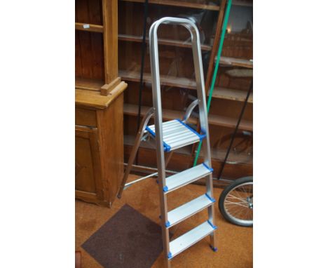 Aluminium step ladders