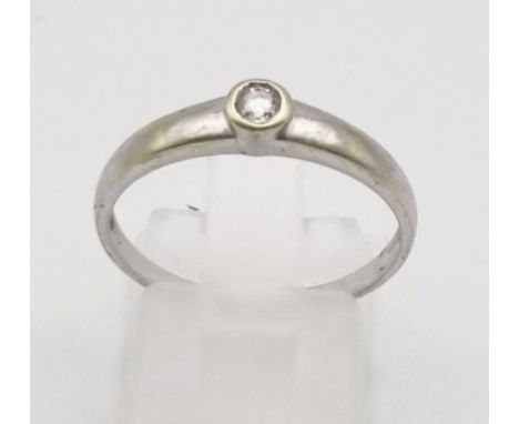 9K WHITE GOLD DIAMOND SOLITAIRE RING 1.8G 0.10CT SIZE R 