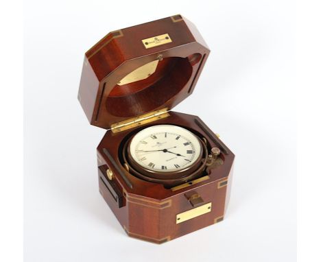 SELTENES QUARZ-MARINE-CHRONOMETER, Mahagoni, Messingeinlagen, kardanische Aufhängung, Messinggehäuse, zentrale Sekunde, Batte