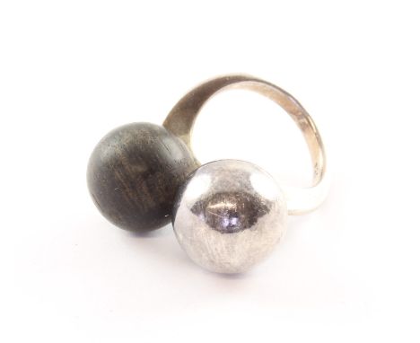 RING, 925/ooo Silber, Holzkugel und Silberkugel, RG 51, 8,9g 