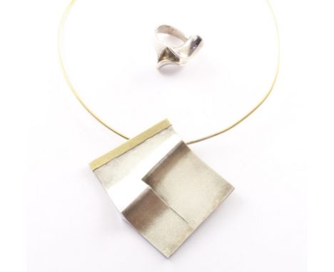 BROSCHE/ANHÄNGER, 925/ooo Silber, Halsreif vergoldet, beigegeben ein Ring, RG 53, ca. 45,3g, beides unleserlich signiert 