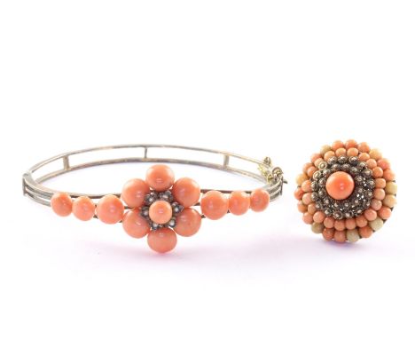 Armreif und Ring, Gelbmetall, Korallbuttons und Saatperlen, Innendurchmesser 5,7, 13,3g, RG 52, 19.Jh.  