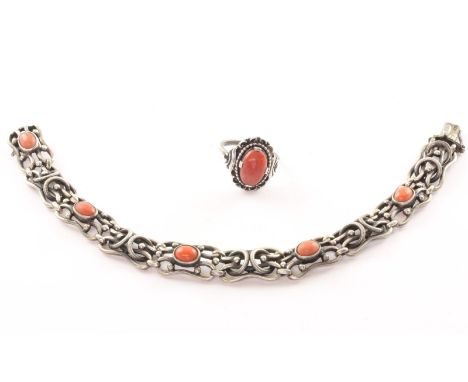 RING UND ARMBAND, 835/ooo Silber, besetzt mit Korallcabochons, L des Armbandes 18,5, RG 41, Armband um 1930/40 