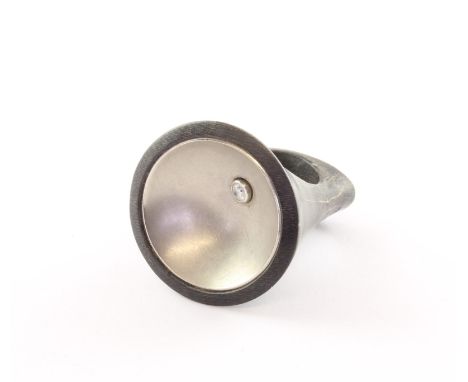 RING, 950/ooo Platin und Holz, besetzt mit einem Brillanten von ca. 0,05 ct., RG 57, 8,9g 