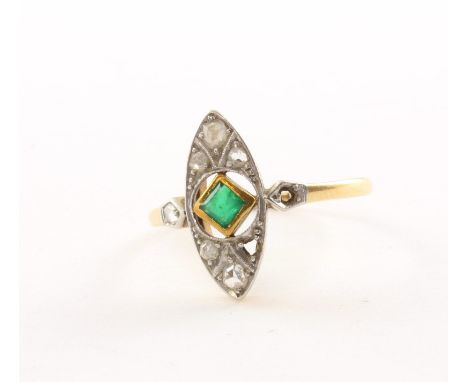 ART-DECO-RING, Gelbgold und Silber, besetzt mit einem Smaragd und Diamanten, zwei Fehlstellen, RG 51, 2,4g 