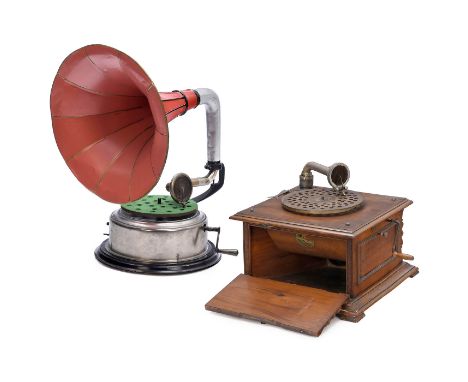 2 französische Grammophone1) Trichtergrammophon, um 1910, vernickeltes Gehäuse, lackierter Metalltrichter, Federwerk funktion