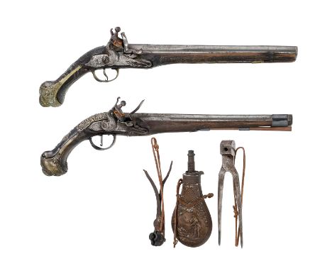2 Steinschloßpistolen und Zubehör, um 17801) Steinschloßpistole, achtkantiger, in rund übergehender, glatter Lauf, Kaliber 16