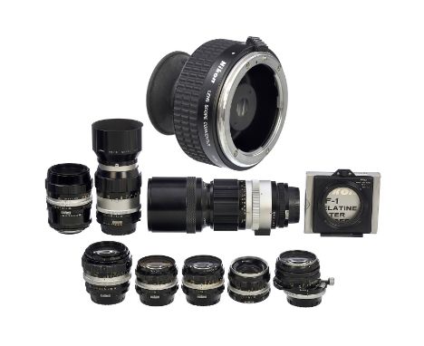 Objektiv-Skopkonverter Nikon mit 8 frühen Nikkor-ObjektivenNikon, Japan. 1) Objektiv-Skopkonverter Nikon. Ermöglicht etwa mit