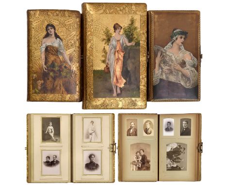 3 dekorative Luxus-Alben, um 1900Hochformatige, vergoldete Luxus-Alben mit handgemalten idealisierten Ansichten junger Frauen