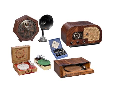 Radios, Plattenspieler und Lautsprecher1) Plattenwechsler Joboton 10, um 1948, Hersteller: Jobo N.V., Amsterdam. Für 78er-Sch