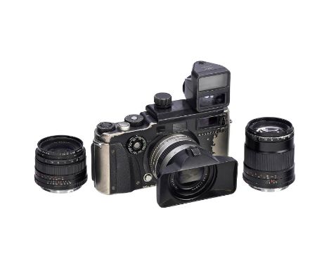 Hasselblad Xpan mit 3 Optiken, um 2000Hasselblad, Schweden/Japan. Alle Optiken unter Punktlicht sauber. 1) Xpan Nr. 11EE14538