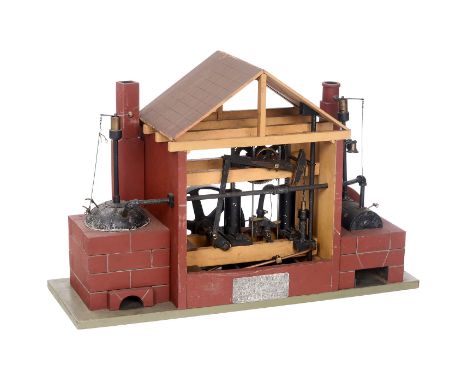 Zweizylinder-Zahnstangen-Balancier-dampfmaschine mit Kesselhaus, um 1900Vorführmodell einer Pumpstation, bezeichnet auf Plake