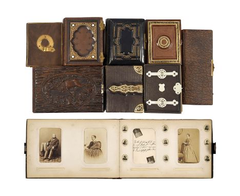 8 kleine Portrait-Alben, um 1860-80Lederalben mit aufwendigem Dekor, alle Tafeln an den Seiten vergoldet, Maße von 24 x 15 cm
