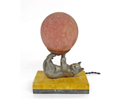 Art Deco cast pewter novelty table lamp in the form of a cat playing with a ball, mottled glass shade and stepped marble base