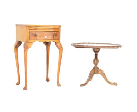 An early 20th century mahogany occasional table. Of circular shaped form with turned central column with carved splayed tripo