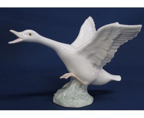 Lladro duck jumping figurine 01265 (with box)