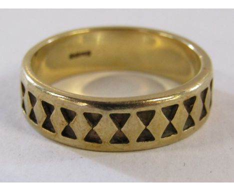 9ct gold ring - ring size S - total weight 5.1g