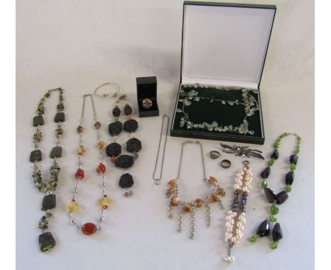 Selection of silver jewellery to include Paula Bolton silver ring, possibly Italian silver brooch, pearl bracelet etc&nbsp;