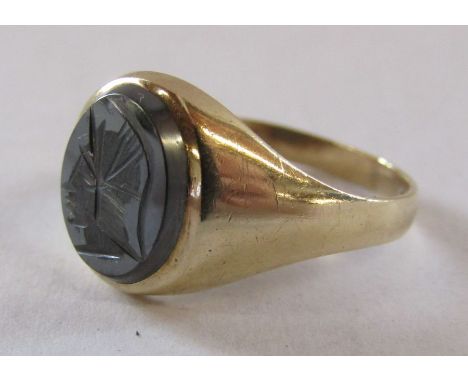 9ct gold signet ring with centurion head design - total weight 3.6g - ring size T/U