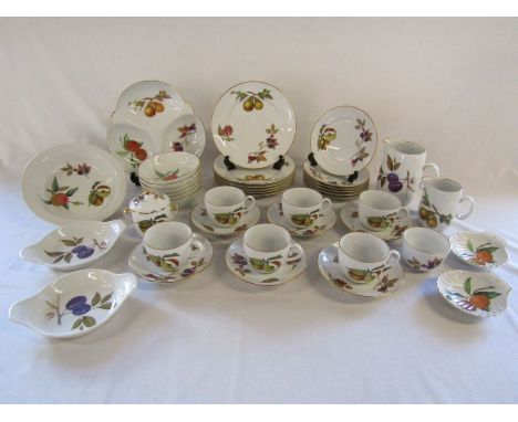Royal Worcester 'Evesham' dinner service to include plates, bowls, jugs etc