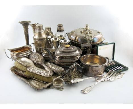 λ A mixed lot, comprising silver items: a dressing table tray, a dressing table box, three brushes, a comb, a nail file, two 