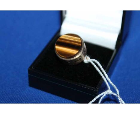 TIGER'S EYE AND NINE CARAT GOLD DRESS RING
the bezel engraved with hunting scenes