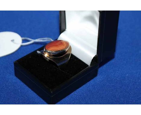 RED AGATE AND NINE CARAT GOLD DRESS RING
