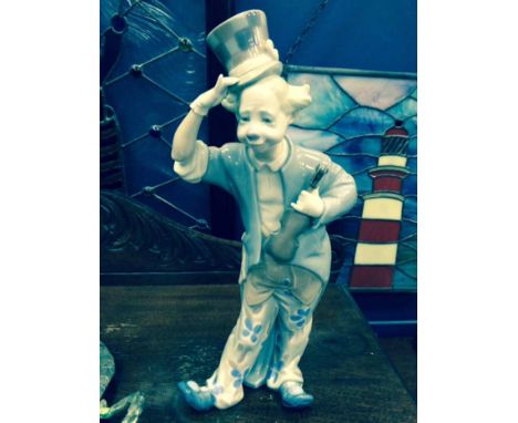 LLADRO FIGURE OF A CLOWN WITH A VIOLIN 