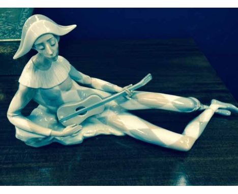 LLADRO FIGURE OF A HARLEQUIN WITH A MANDOLIN 