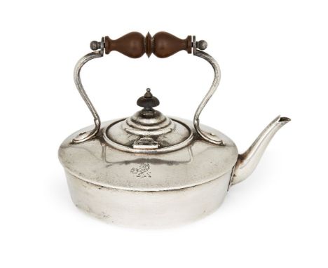 An Edwardian silver tea kettle, London, 1903, Horace Woodward & Co., of circular form with lion crest to body, the stepped, h