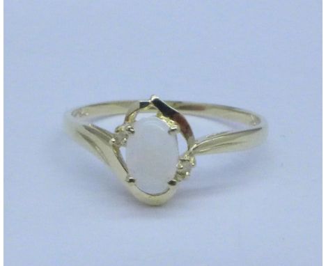 A 9ct gold and opal ring, 1.1g, O