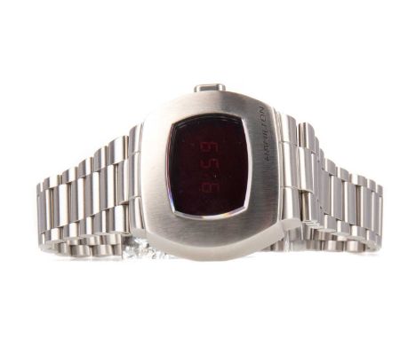 GENTLEMAN'S HAMILTON DIGITAL STAINLESS STEEL QUARTZ WRIST WATCH,the cushion shaped digital display, 39mm case, on a stainless