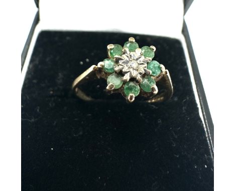 9ct gold diamond &amp; emerald ring weight 1.9g 