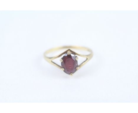 9ct gold garnet single stone ring 